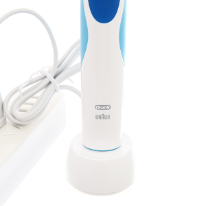 Bàn chải điện Oral-B Vitality CrossAction Blue D12.513