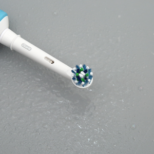 Bàn chải điện Oral-B Vitality CrossAction Blue D12.513