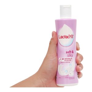 Dung dịch vệ sinh phụ nữ Lactacyd Soft & Silky giữ ẩm chai 250ml