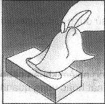 Hình 6. Lau vòi xịt cẩn thận