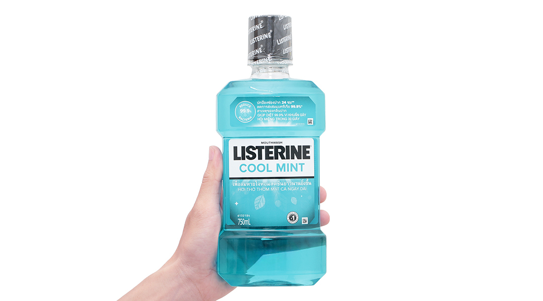 Nước súc miệng Listerine Cool Mint giúp hơi thở thơm mát chai 750ml
