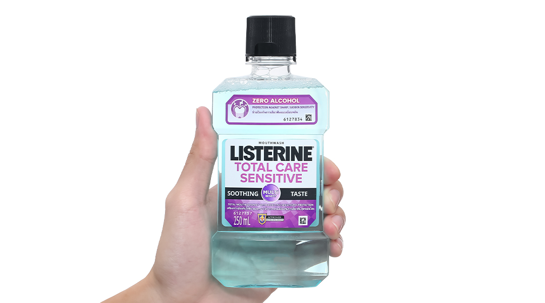 Nước súc miệng Listerine Total Care Sensitive hơi thở thơm mát chai 250ml